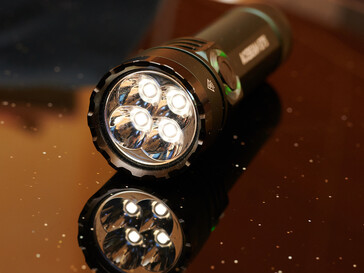 Quattro LED come un'unica fonte di luce, qui in modalità luce lunare. (Foto: Andreas Sebayang/Notebookcheck.com)