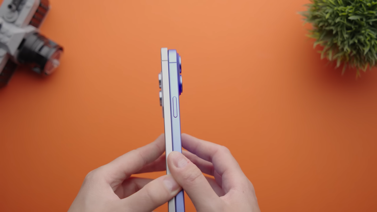 Galaxy Spessore di S25 Edge vs iPhone 16 Plus. (Fonte immagine: Versus su YouTube)