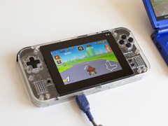 Al momento del lancio, il Game Bub è disponibile nelle edizioni Viola Trasparente e Bianco. (Fonte: Eli Lipsitz)