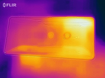 Foto ad immagine termica della parte posteriore del dispositivo sotto carico