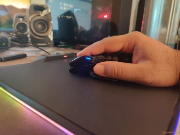 La scheda di attivazione wireless è dotata di un mouse pad a doppia superficie e di LED RGB a tre zone.