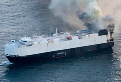La nave da carico Morning Midas in fiamme a 300 miglia (482,8 chilometri) a sud di Adak, Alaska (Fonte: Guardia Costiera degli Stati Uniti)