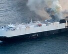 La nave da carico Morning Midas in fiamme a 300 miglia (482,8 chilometri) a sud di Adak, Alaska (Fonte: Guardia Costiera degli Stati Uniti)
