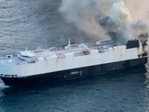 La nave da carico Morning Midas in fiamme a 300 miglia (482,8 chilometri) a sud di Adak, Alaska (Fonte: Guardia Costiera degli Stati Uniti)