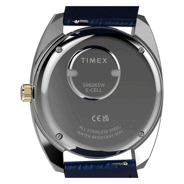 Vista posteriore del Timex Q 1976 Day and Date color oro, che mostra il fondello in acciaio inossidabile, il vano batteria e l'indicazione di resistenza all'acqua fino a 50 metri.