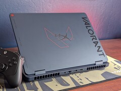 L’HyperX Omen 16 Valorant Edition ha un aspetto magnifico, ma le superfici scure attirano le impronte digitali in modo incredibile