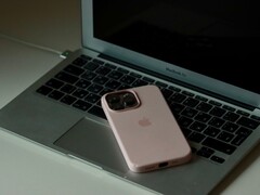 Un iPhone appoggiato sulla tastiera di un MacBook Air aperto