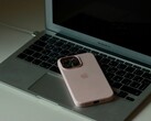Un iPhone appoggiato sulla tastiera di un MacBook Air aperto