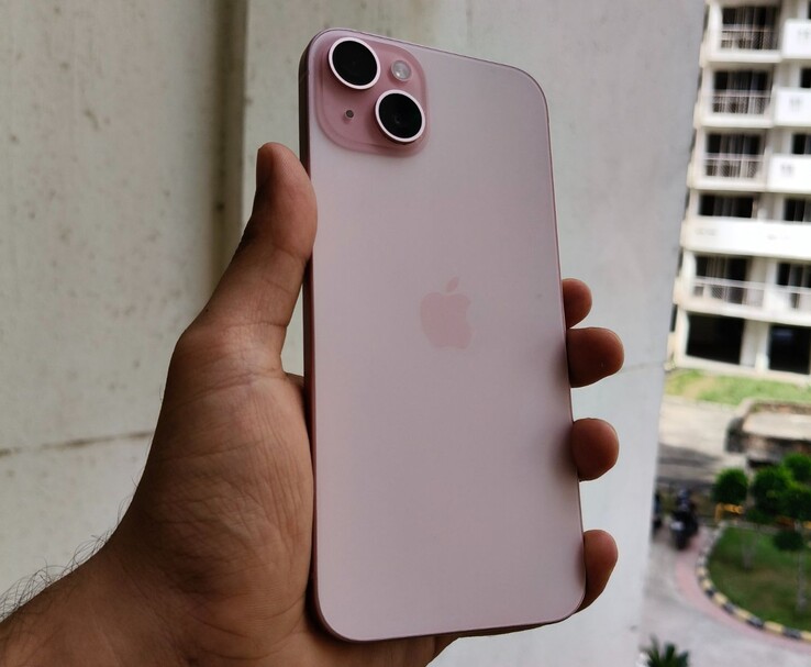 Apple l'iPhone 15 Plus in colore rosa viene mostrato in mano durante un'esercitazione all'aperto (fonte: Anmol Dubey)