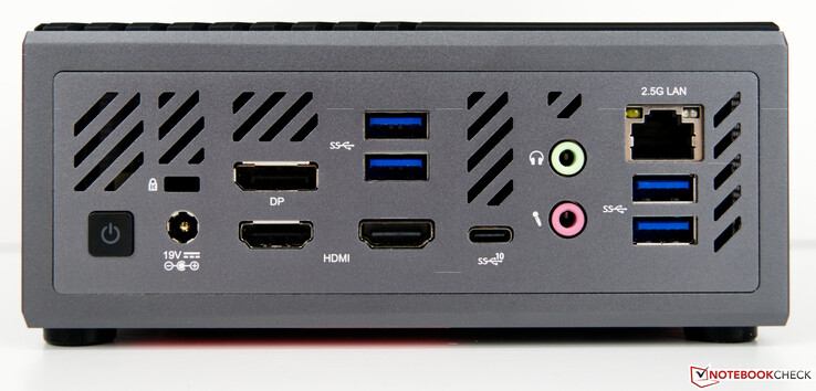 Retro: Kensington-Lock, alimentazione, HDMI, 2x DisplayPort, 4x USB 3.2 Tipo A, 1x USB 3.2 Tipo C, 3.5mm Klinke (cuffie e microfono), RJ45 2.5G