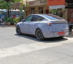 Una Tesla Model Y camuffata avvistata in India prima del lancio (Fonte: shameelck su Reddit)
