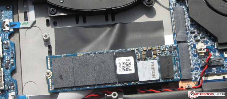 Il notebook offre spazio per due SSD NVMe.