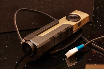 ... così come sulla fondina. (Fonte: Andreas Sebayang/Notebookcheck.com)