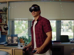 Vengono mostrati il visore VR Steam Frame e i relativi controller