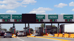 L&#039;attraversamento della corsia dedicata di Tesla sul lato messicano (immagine: Corporation for the Development of the Border Zone of Nuevo León/Bloomberg)