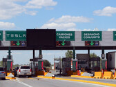 L'attraversamento della corsia dedicata di Tesla sul lato messicano (immagine: Corporation for the Development of the Border Zone of Nuevo León/Bloomberg)