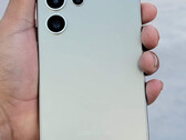 Galaxy S24 Ultra con la nuova S Pen che fa capolino. (Fonte immagine: @DavidMa05368498)