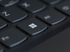 Primo piano di una tastiera con il tasto Windows in primo piano