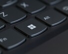 Primo piano di una tastiera con il tasto Windows in primo piano