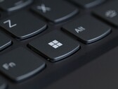 Primo piano di una tastiera con il tasto Windows in primo piano