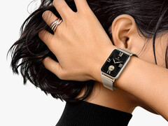 Smart Band 10 Pro costa 59 dollari. Nella foto: il fitness tracker con anello milanese.