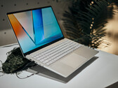 I nuovi computer portatili Vivobook S 14/15/16 partono da 1,3 kg (2,86 libbre) di peso. (Fonte: Alex Waetzel per Notebookcheck)