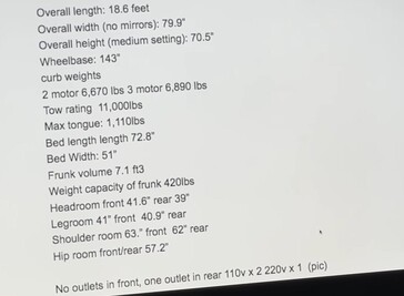 La scheda tecnica di Cybertruck trapelata ci dà un'indicazione di cosa aspettarci in termini di dimensioni e praticità. (Fonte immagine: Screenshot da TFLEV su YouTube)