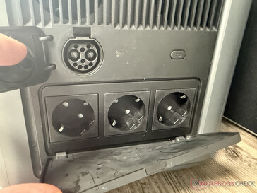 ... tre prese di corrente e il collegamento alla batteria ausiliaria