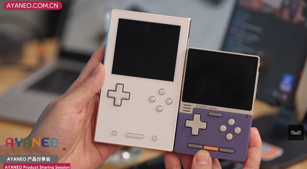 Il Pocket Block Konkr è molto più piccolo del Pocket Vert Ayaneo.