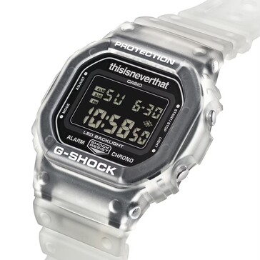 Primo piano obliquo del Casio G-Shock DW-5600TNT-7 con cassa traslucida e display digitale capovolto.
