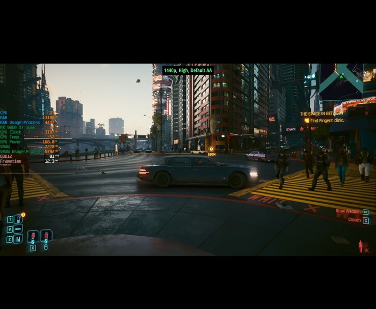 Gameplay di Cyberpunk 2077 a impostazioni elevate a 1440p con FSR 4 su RX 9600 XT, che mostra le metriche delle prestazioni su schermo. (Fonte immagine: RandomGaminginHD su YouTube)
