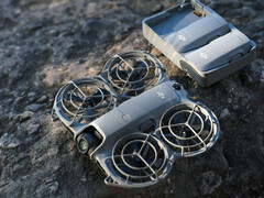 Il DJI Neo 2 con il suo hub di ricarica e due batterie da 11,6 Wh (7,16 V/1.606 mAh). (Fonte immagine: via Igor Bogdanov)