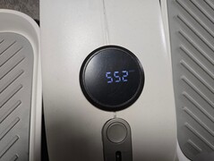 Il display è alimentato a batteria e scorre automaticamente le metriche