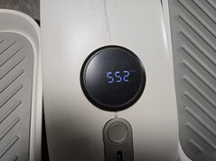 Il display è alimentato a batteria e scorre automaticamente le metriche