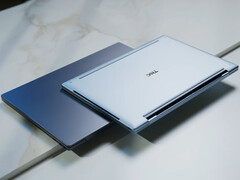 Il Dell XPS 13 è disponibile a partire da 599,99 dollari per gli studenti. Nella foto: le due varianti di colore del portatile.