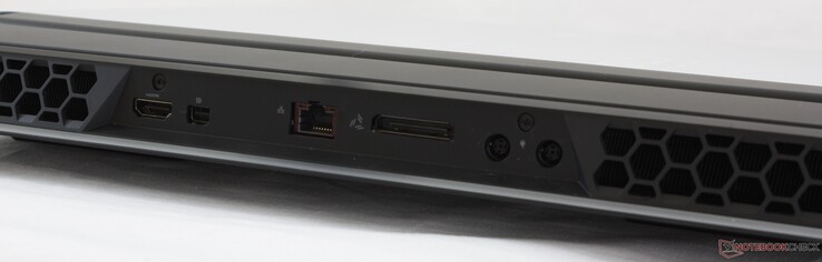 Lato Posteriore: HDMI 2.0, mini-DisplayPort  1.4, 2.5 Gbps RJ-45, Amplificatore grafico, 2x porte per alimentatore