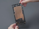 Il teardown di OnePlus 12 rivela una camera di raffreddamento a vapore di grandi dimensioni (Fonte: WekiHome YouTube)