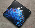 L'Oppo Find N2 è alto circa come un iPhone 13 mini, ma è molto più stretto di un iPad mini quando viene aperto. (Fonte: Notebookcheck)