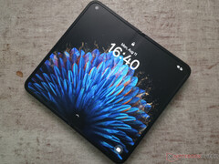 L'Oppo Find N2 è alto circa come un iPhone 13 mini, ma è molto più stretto di un iPad mini quando viene aperto. (Fonte: Notebookcheck)