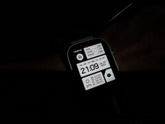 Realme ha mostrato un nuovo smartwatch quadrato (nella foto) su Weibo. (Fonte immagine: Weibo)