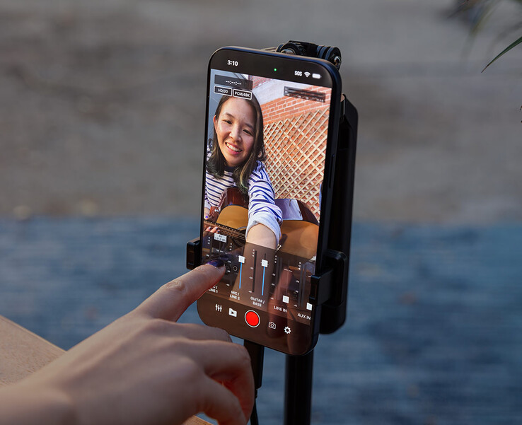 Il Roland Go:Mixer Studio può essere utilizzato con l'applicazione Go:Mixer Cam su Apple iPhone per registrare video con tracce audio multicanale. (Fonte: Roland)