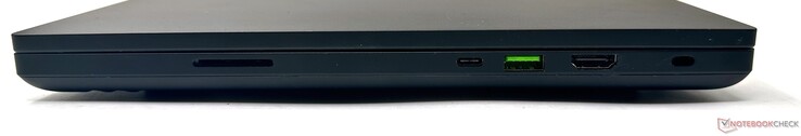 A destra: Lettore di schede SD UHS-II, Thunderbolt 4, USB 3.2 Gen2 Type-A, uscita HDMI 2.1, lucchetto Kensington