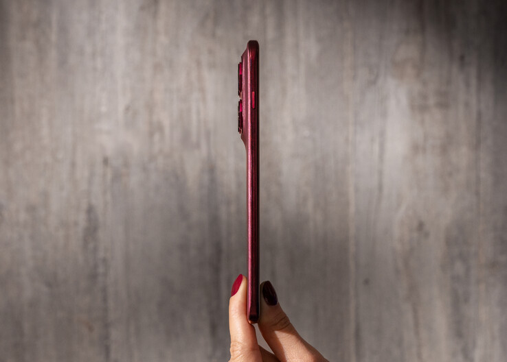 L'Edge 70 Pro ha uno spessore inferiore a 7,4 mm.