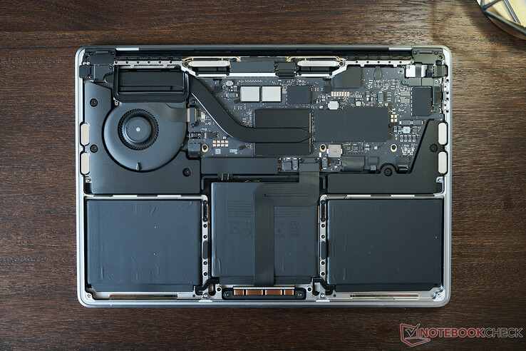 Layout interno MacBook Pro 13 M2