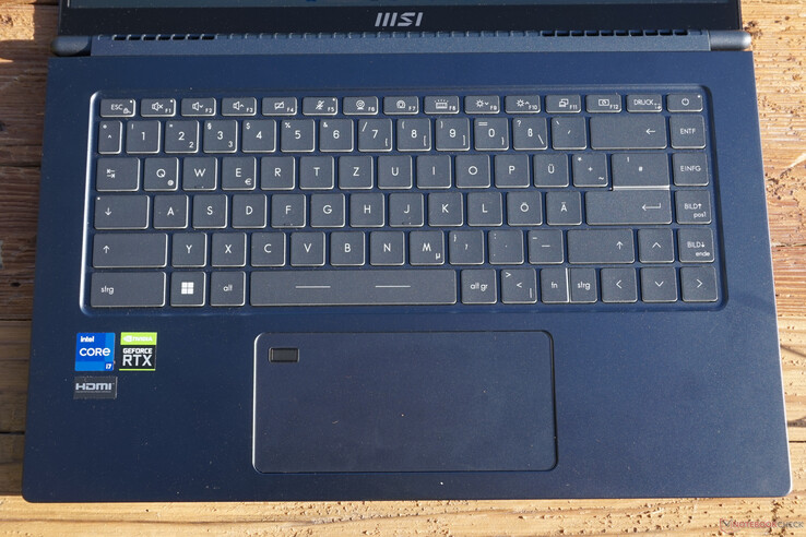 Tastiera di dimensioni standard e touchpad extra-lungo.