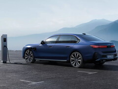 E-BMW presso una stazione di ricarica