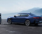 E-BMW presso una stazione di ricarica