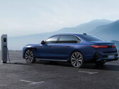 E-BMW presso una stazione di ricarica