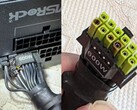 Il connettore di alimentazione ASRock TempGuard bruciato, raffigurato con i cavi dell'alimentatore danneggiati