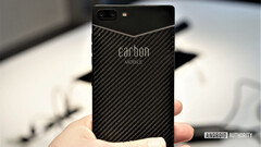 La scocca posteriore del Carbon 1 MKII (Image Source: androidauthority)